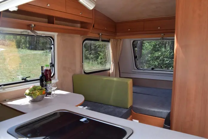 Niewiadow Wohwagen mit Festbett Niewiadow Wohwagen mit Festbett